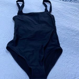 Old Navy great suit. Mallot tupe with lace up low back